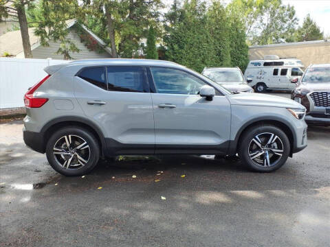 2025 Volvo XC40 B5 Core Bright Theme
