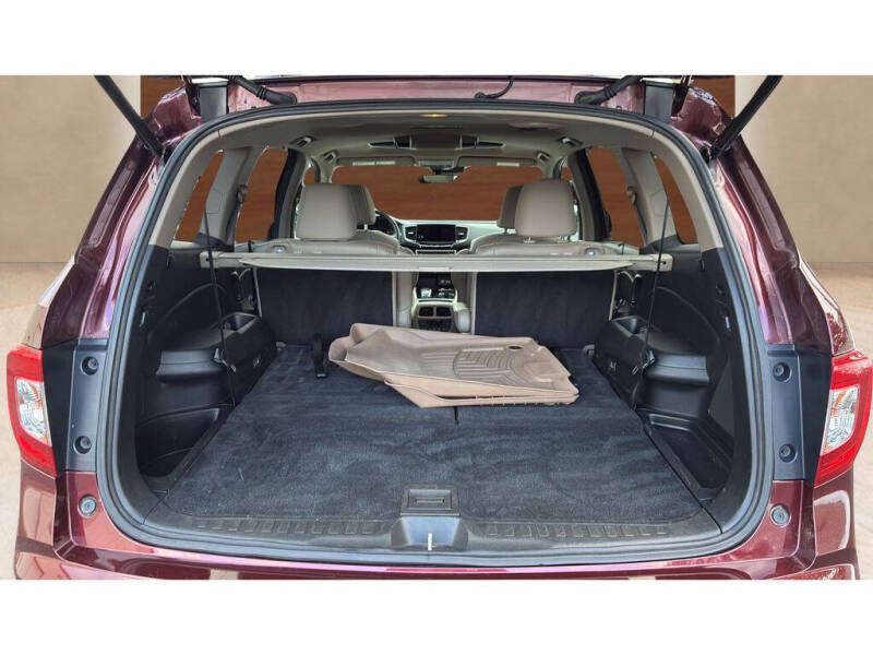 2021 Honda Pilot Touring w/Rear Captain's Chairs