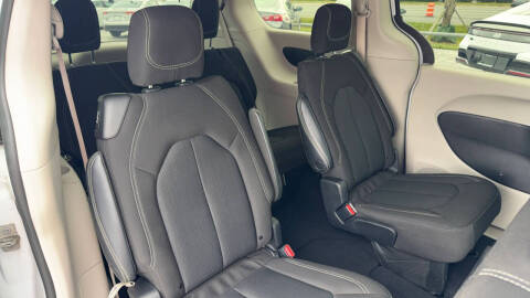 2022 Chrysler Voyager LX