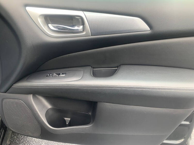 2017 Nissan Pathfinder SL