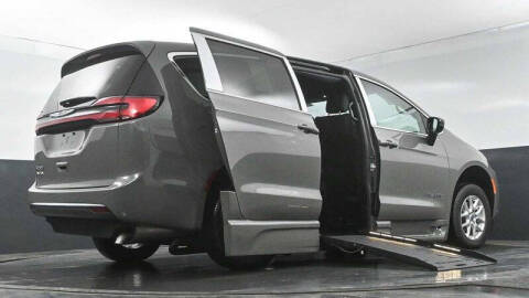 2025 Chrysler Pacifica Select