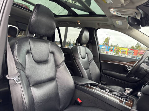 2016 Volvo XC90 T6 Momentum