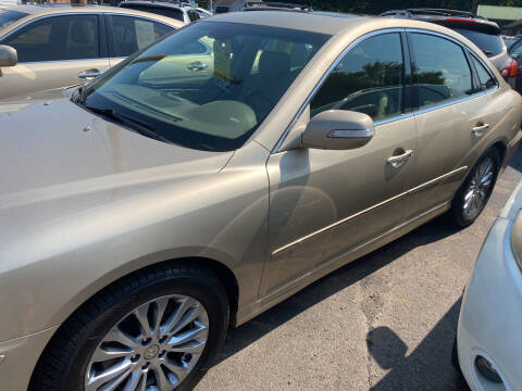 2011 Hyundai Azera for sale at Whiting Motors in Plainville CT