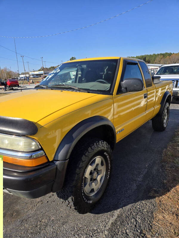 2003 Chevrolet S-10 LS photo 2