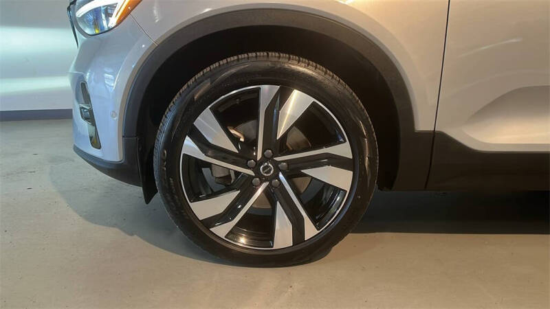 2023 Volvo XC40 B5 Plus Dark Theme