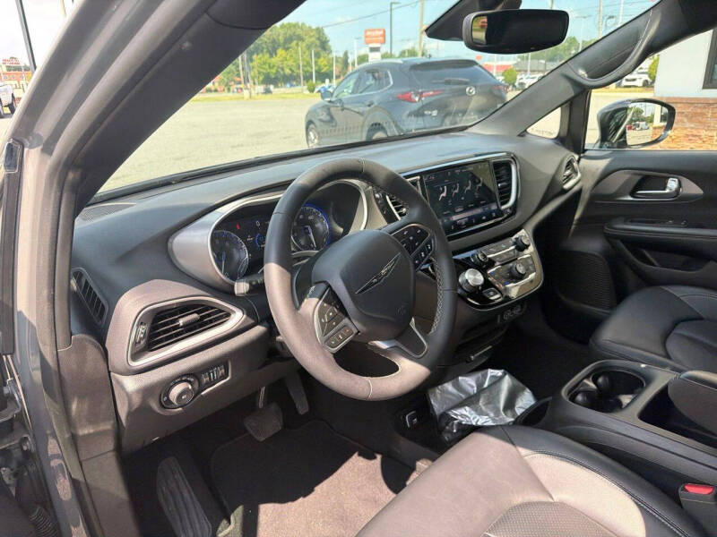 2025 Chrysler Pacifica Select