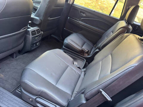 2022 Honda Pilot Touring w/Rear Captain's Chairs