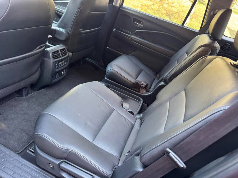 2022 Honda Pilot Touring w/Rear Captain's Chairs