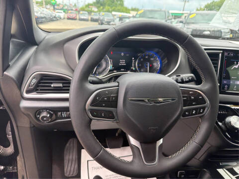2025 Chrysler Pacifica Select