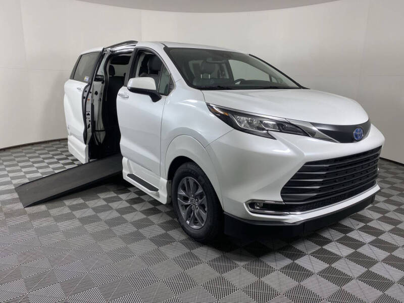2022 Toyota Sienna XLE's photo