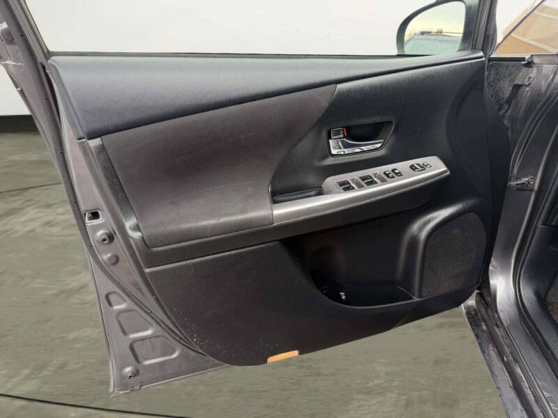 2017 Toyota Prius v Five