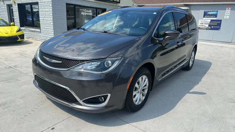 2018 Chrysler Pacifica Touring L's photo