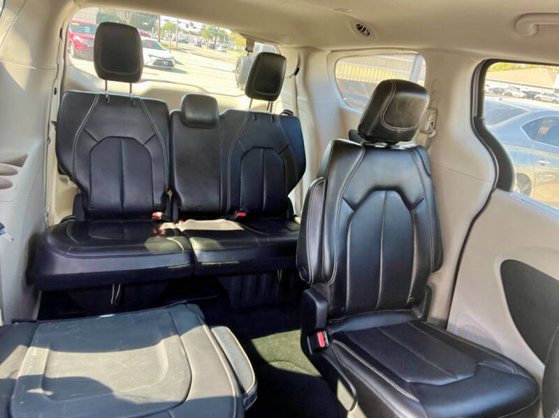 2020 Chrysler Voyager LXi