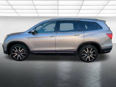 2022 Honda Pilot Touring w/Rear Captain's Chairs