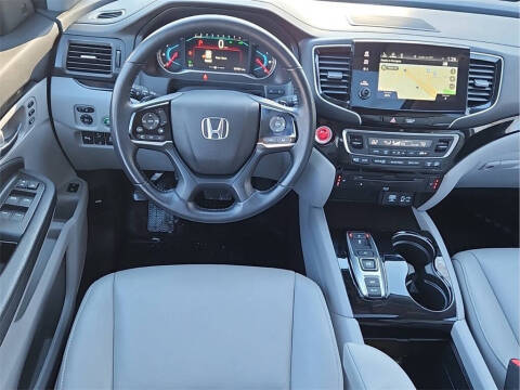 2022 Honda Pilot Touring w/Rear Captain's Chairs