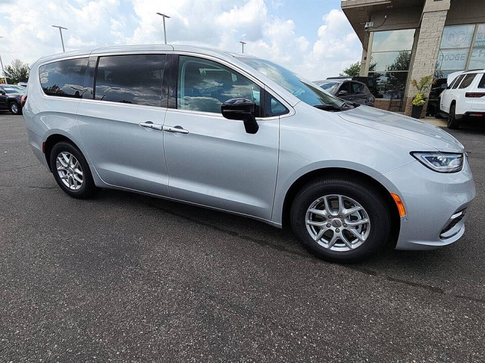 2024 Chrysler Pacifica for sale at Victoria Auto Sales in Victoria, MN