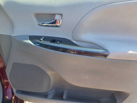 2013 Toyota Sienna SE 8-Passenger