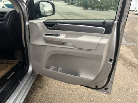 2011 Volkswagen Routan SE