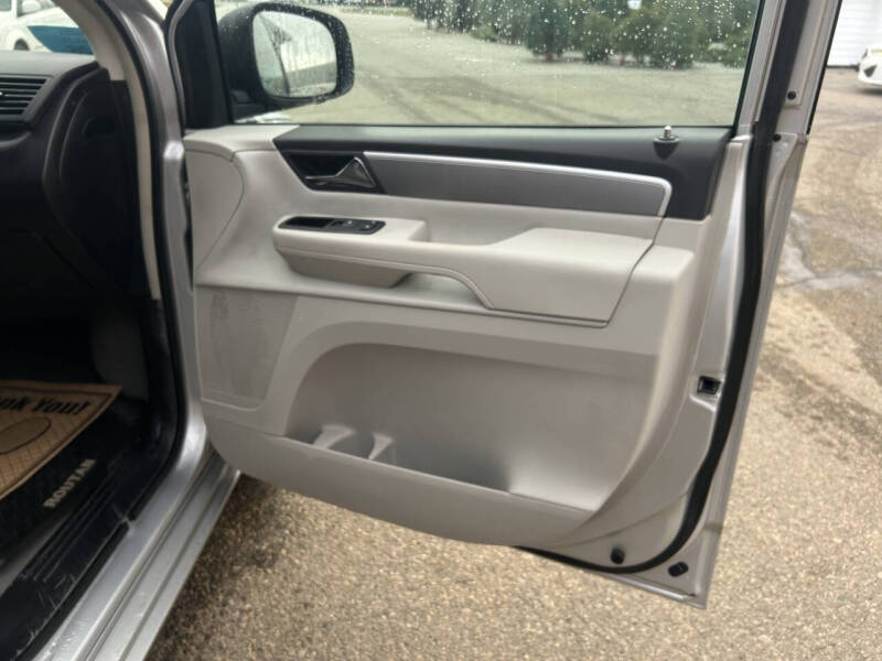 2011 Volkswagen Routan SE