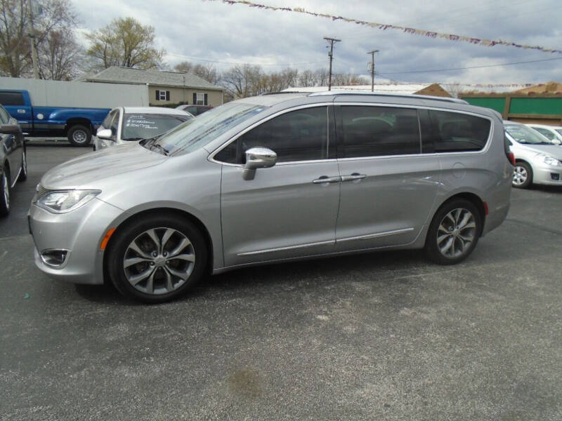 2018 Chrysler Pacifica for sale at River City Auto Sales in Cottage Hills IL