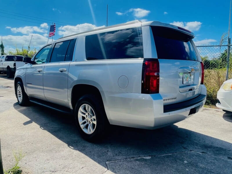 2016 Chevrolet Suburban LT photo 5