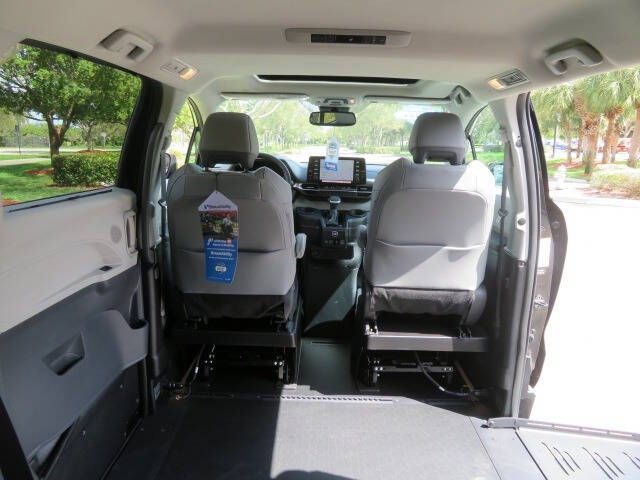 2024 Toyota Sienna XLE 8-Passenger