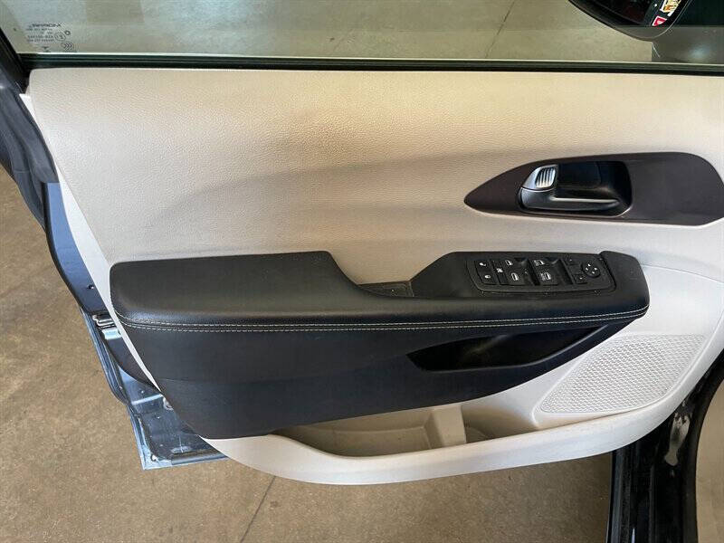 2022 Chrysler Voyager LX