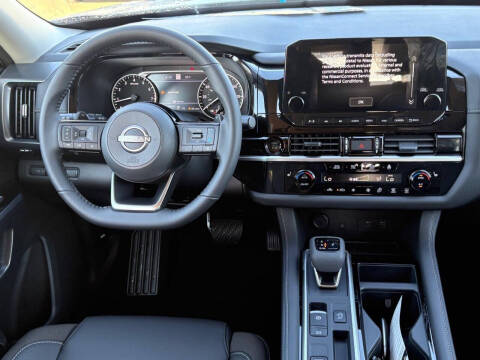 2025 Nissan Pathfinder SL