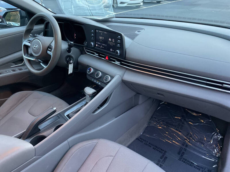 2023 Hyundai Elantra SE