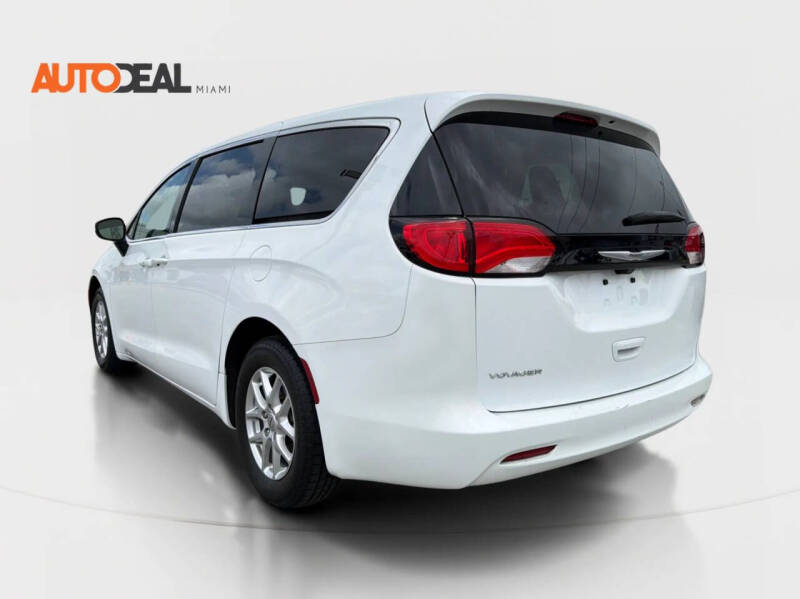 2023 Chrysler Voyager LX