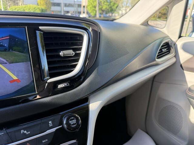 2017 Chrysler Pacifica Touring-L