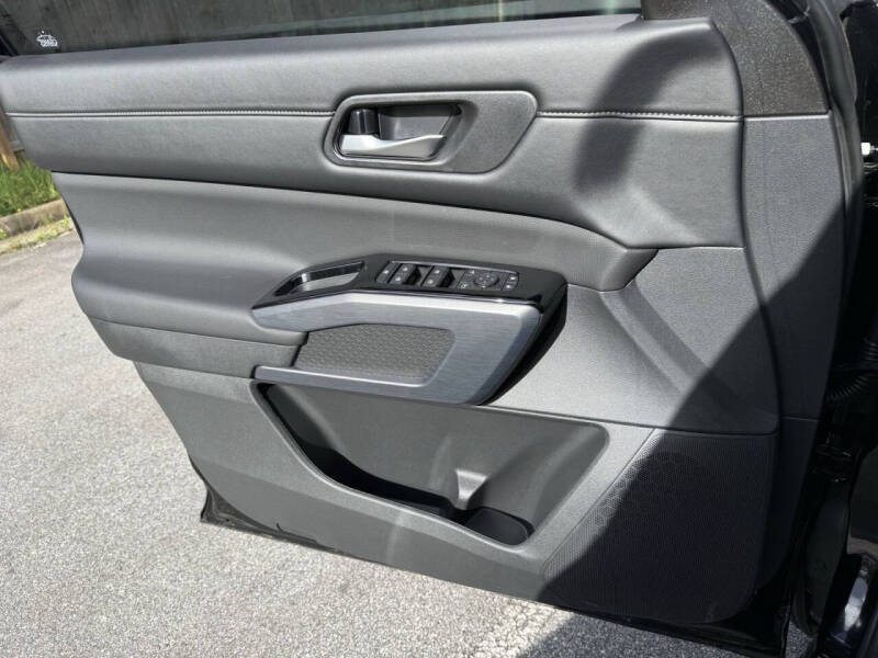 2025 Nissan Pathfinder SL