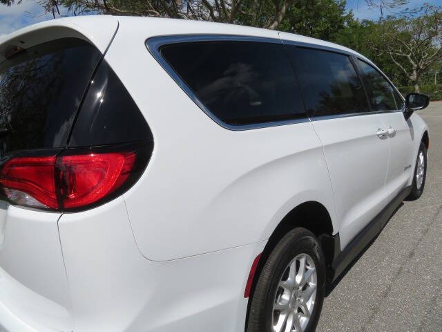 2025 Chrysler Voyager LX