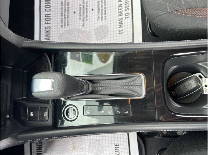 2023 Nissan Kicks SR