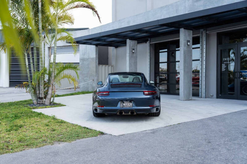 2017 Porsche 911 Carrera GTS