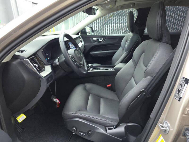 2025 Volvo XC60 B5 Plus Dark Theme