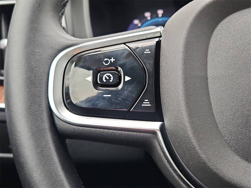 2023 Volvo XC60 B6 Ultimate Dark Theme