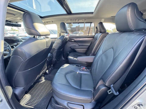 2023 Toyota Highlander Hybrid Platinum