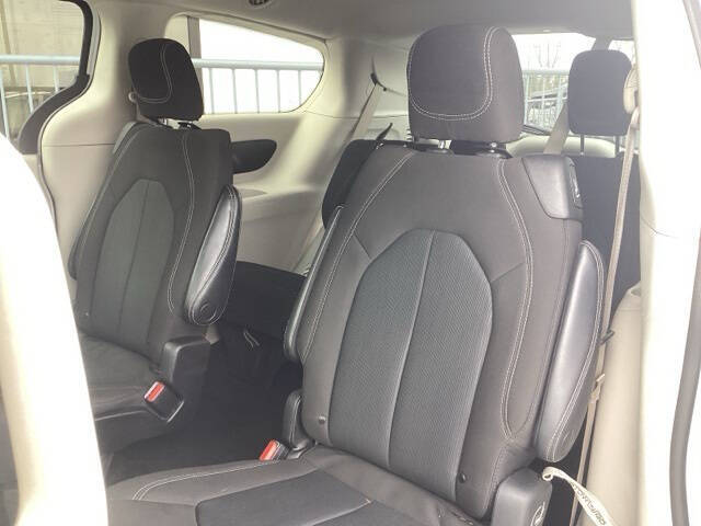 2022 Chrysler Voyager LX