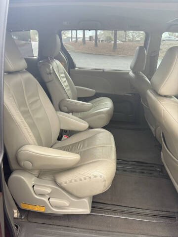 2014 Toyota Sienna XLE 7-Passenger Auto Access Seat