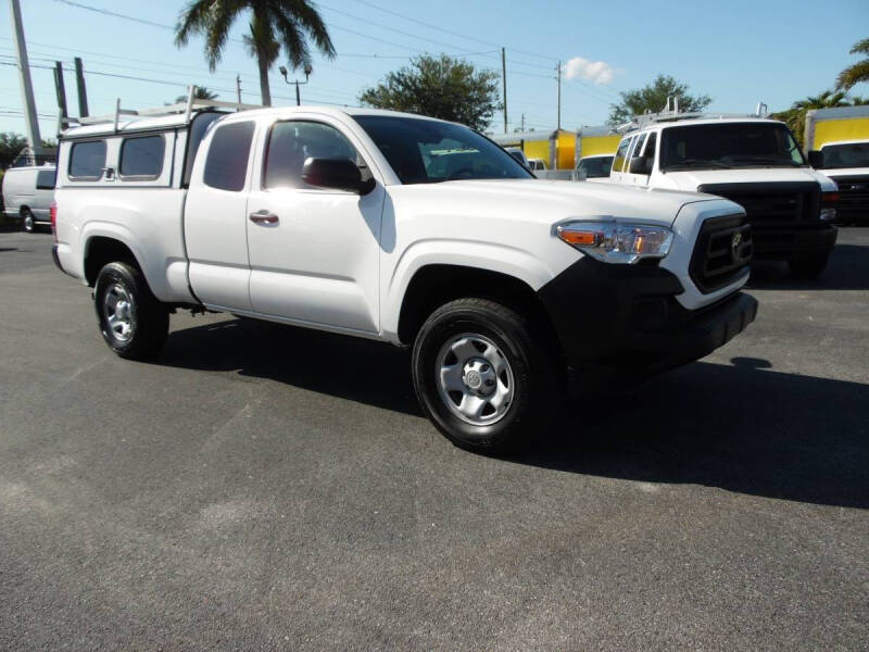 2022 Toyota Tacoma SR's photo