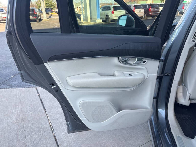 2020 Volvo XC90 T6 Momentum 6-Passenger