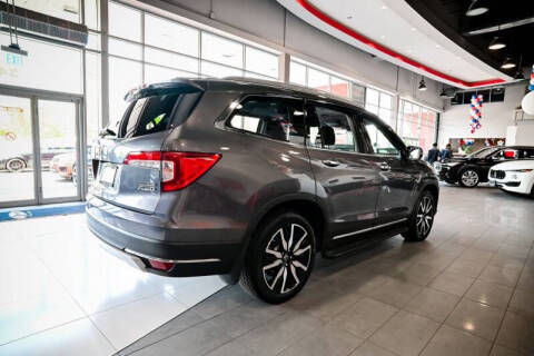 2022 Honda Pilot Touring w/Rear Captain's Chairs