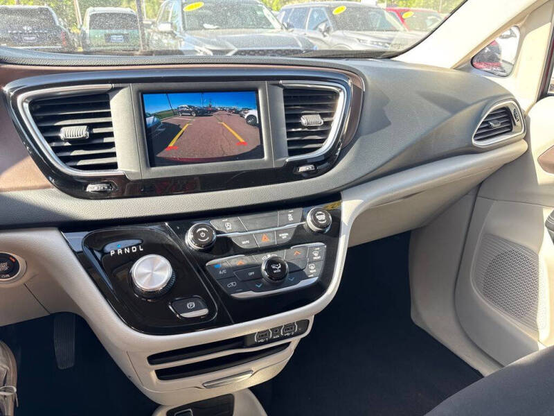 2022 Chrysler Voyager LX