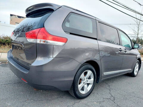 2014 Toyota Sienna LE 8-Passenger