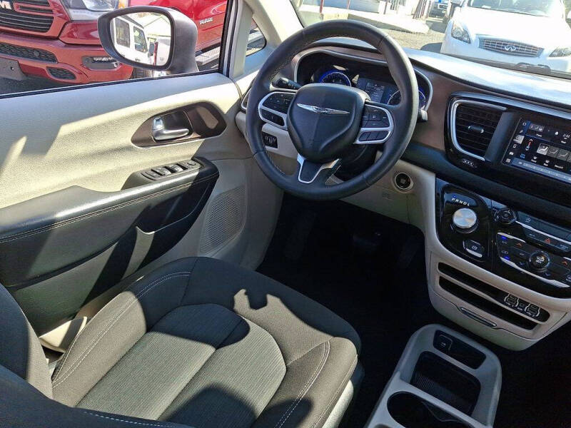 2023 Chrysler Voyager LX