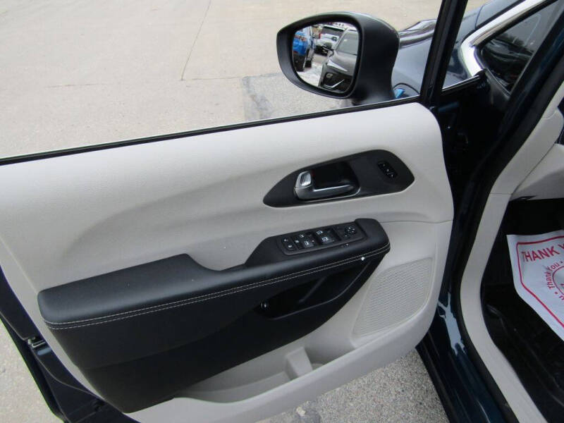 2023 Chrysler Pacifica Plug-In Hybrid Touring L