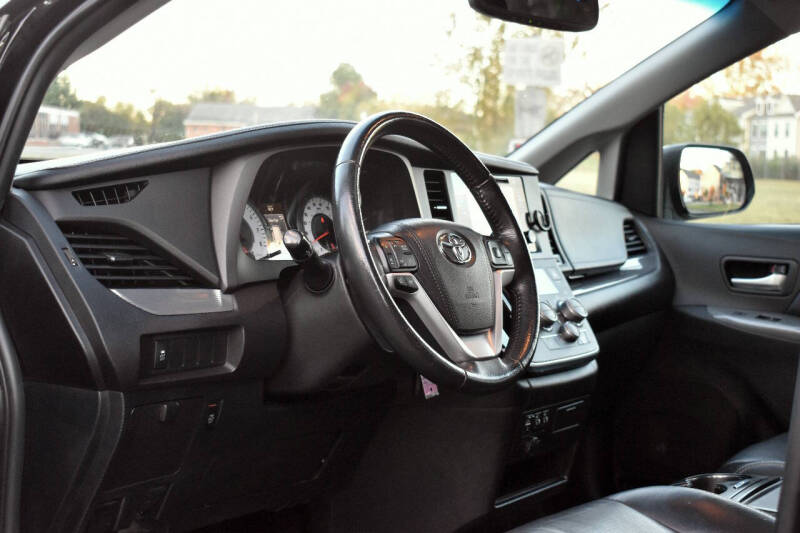 2017 Toyota Sienna SE 8-Passenger