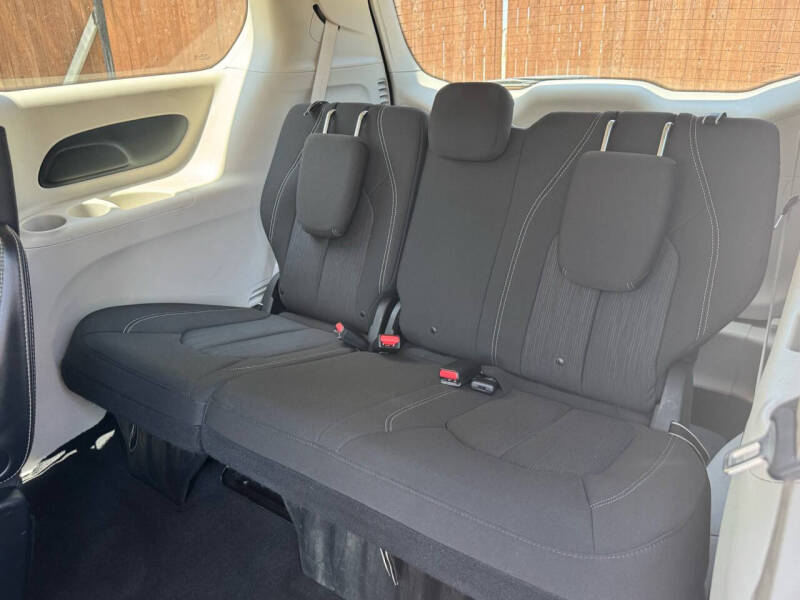2020 Chrysler Voyager LX