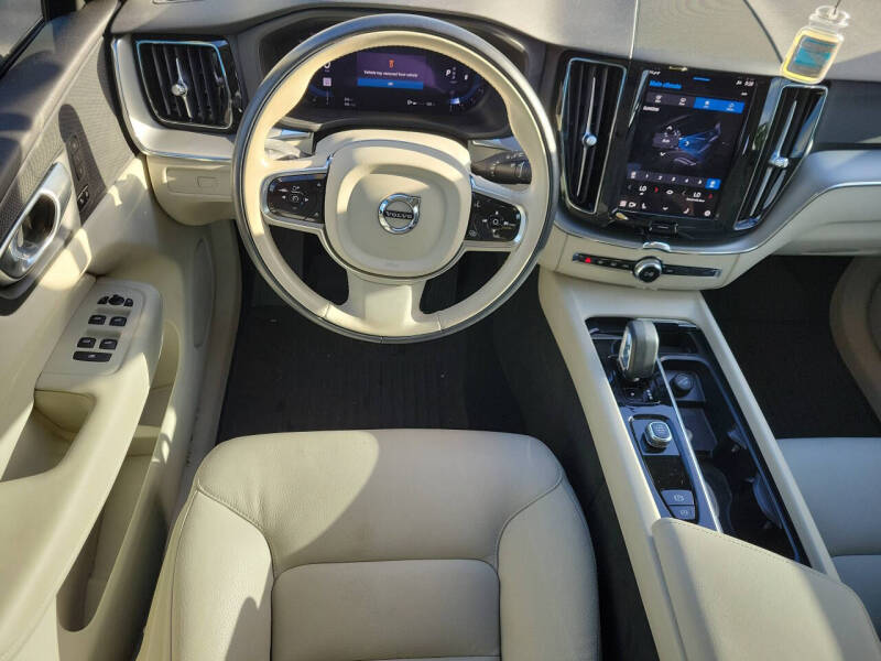 2024 Volvo XC60 B5 Core Dark Theme